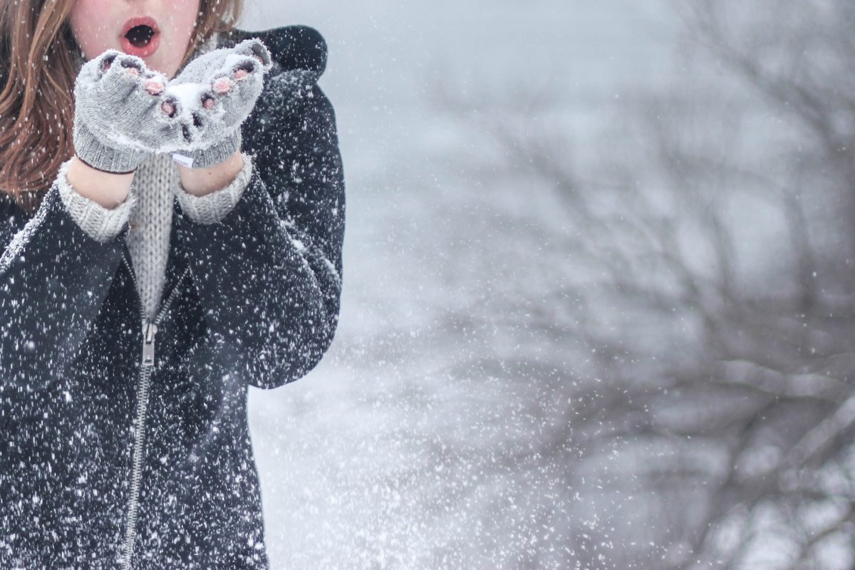 Kvinna ute i snön